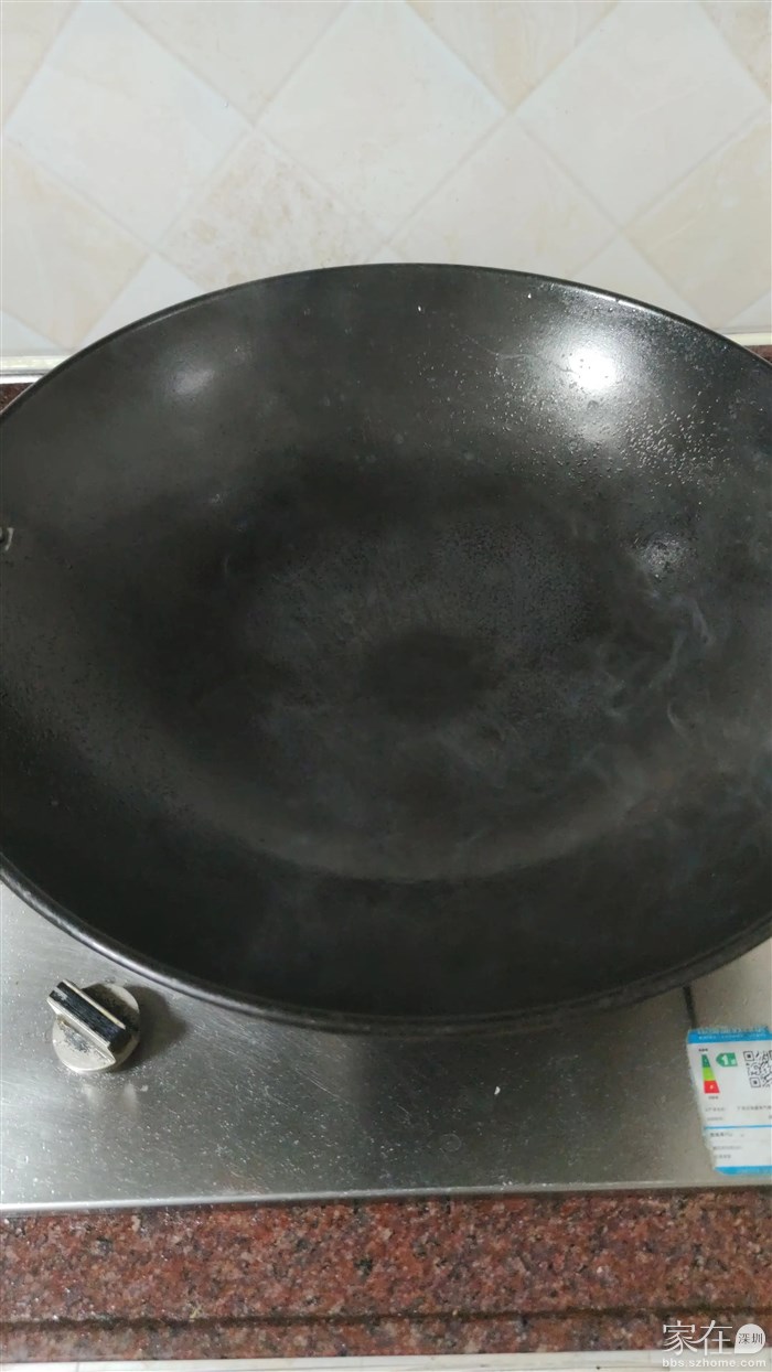 锅一定要烧到冒烟了，冒一会了，再放油，烧开，关到小中火。