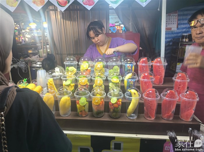 水果冰，杯子里的水果和冰块搅拌成冰沙