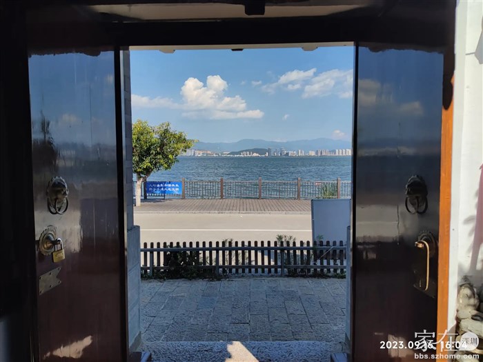 我为什么喜欢他在家呢，他这里门口对出去正正的就是对岸我的小区😊