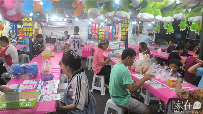 这个娱乐项目，主持人会报一大串数字，参与的人在卡片上对应的数字上放盖子做标记，我们没有看懂玩的是什么