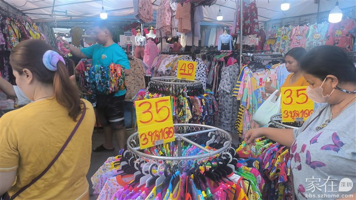 夜市的衣服摊位