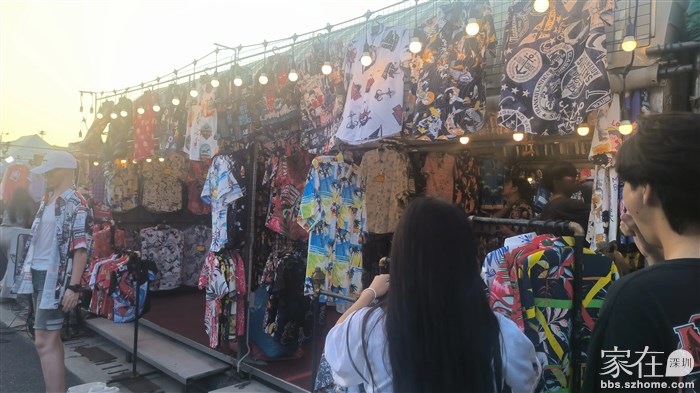 当地人喜欢这种花花绿绿的衣服