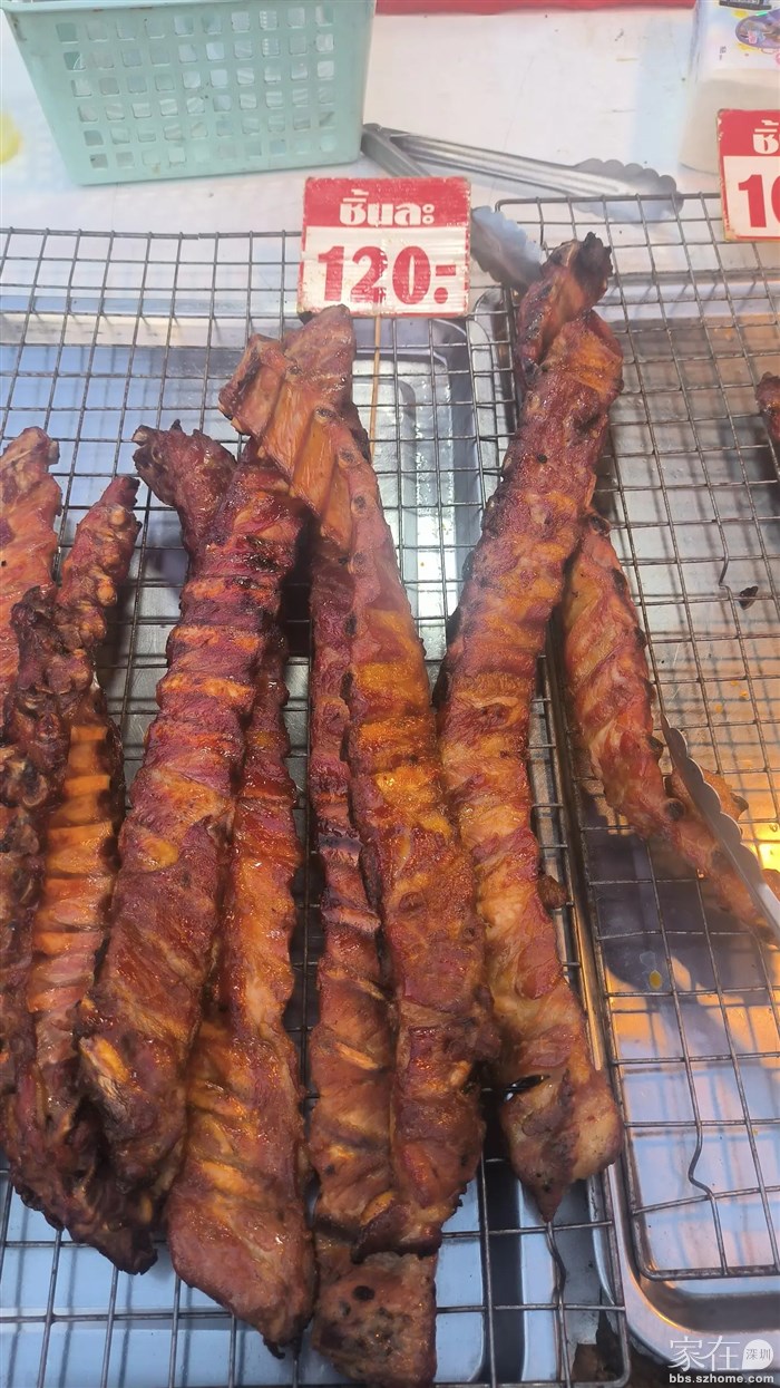 烧烤的摊位，120泰铢买了一份烤排骨