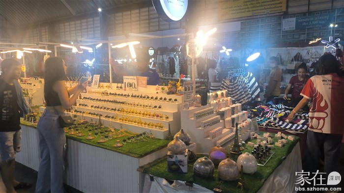 卖香水和除湿器的摊位