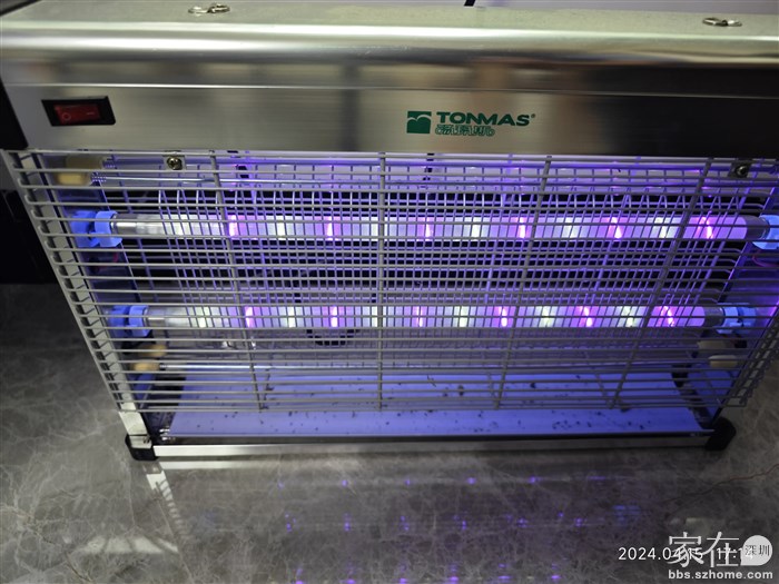 一周的时间灭蚊灯下面就能收集到这么多的蚊尸