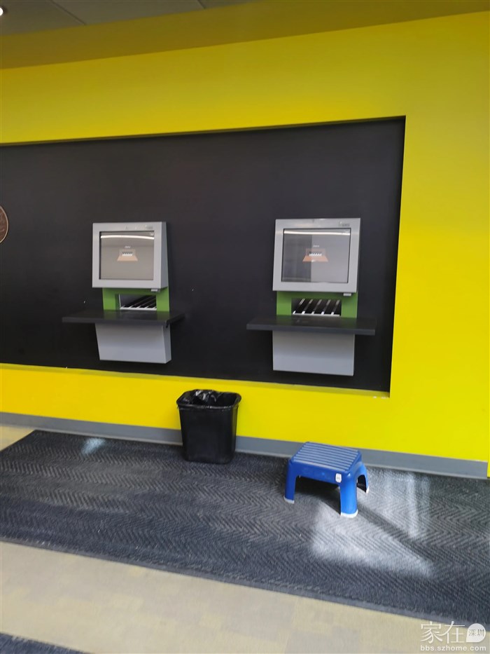 自助还书，这个窗口塞进去就行了