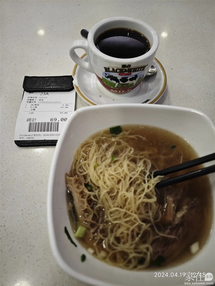 就这么一碗面加一杯咖啡就70了，你让港人怎能不北上深圳消费嘛。