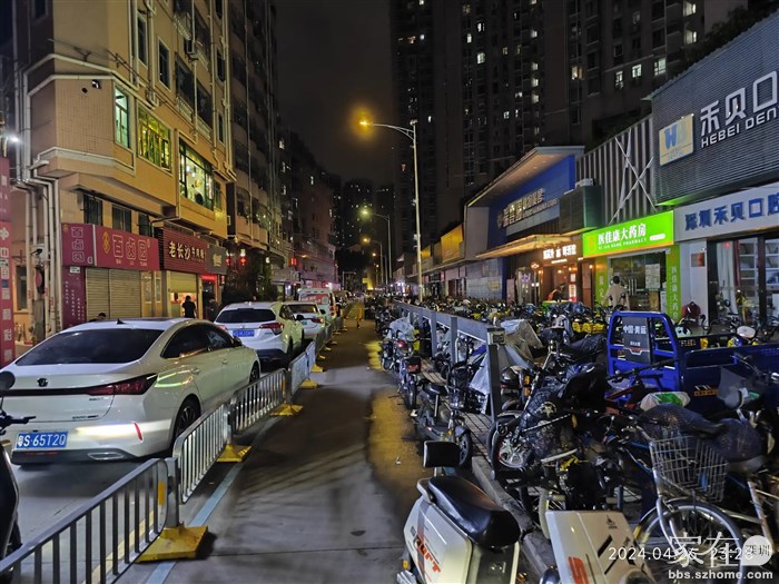 村子里无论市区还是远郊的光明都是一样的各种车辆混乱不堪