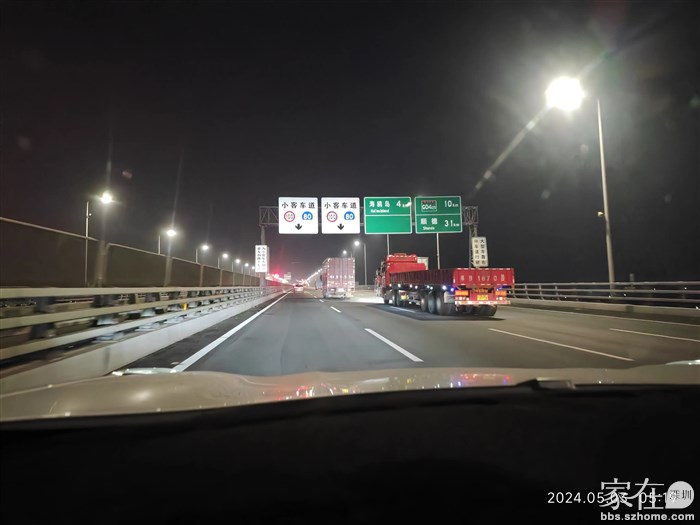 五点来钟经过南沙大桥，仍然是一路的车，可以想象白天的时候这里是多么的拥堵。