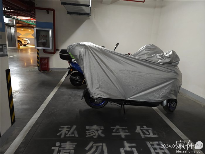 要先将这个新摩托车的电池装好，才能够打开车头锁挪车，才能腾出空间放我的汽车，还好一切都顺利，电池装好以后秒着车。