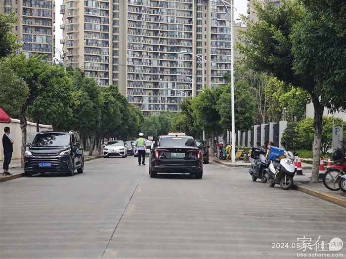 回到家遇到交警在小区外查扣乱停车，一到旺季我们这个小区出租的就好多。