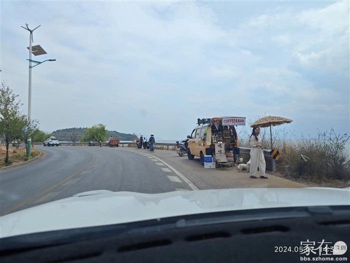 只有有空出的路段都被咖啡车占领