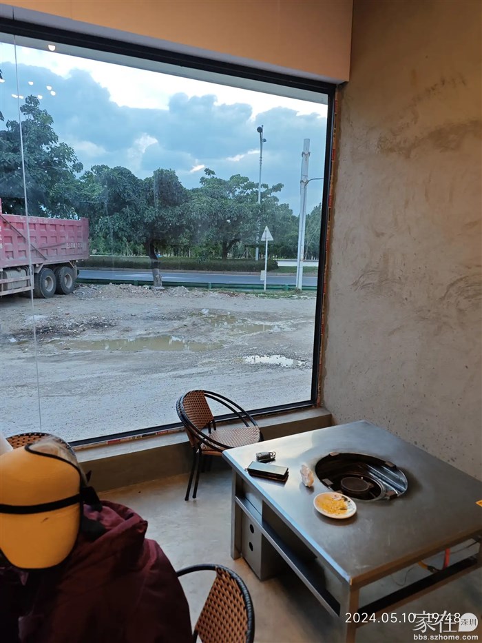 民宿位于机场路边，马路对面正在开发湿地公园，6月底就可投入使用了。