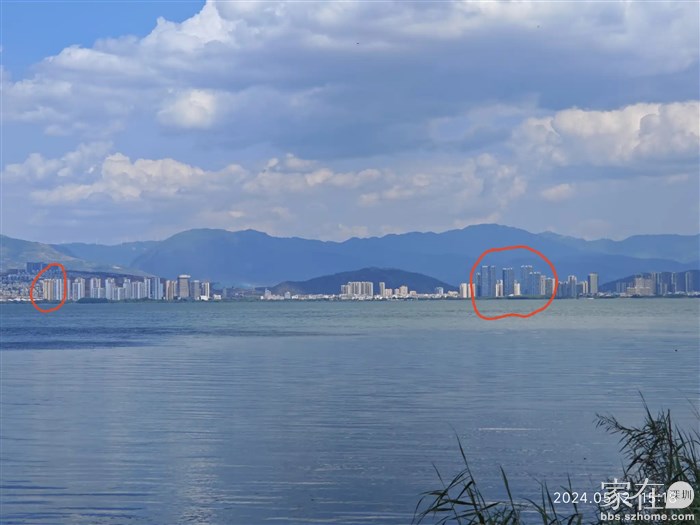 我家就在洱海对岸，右边的是现在住的，左边是以前住的。