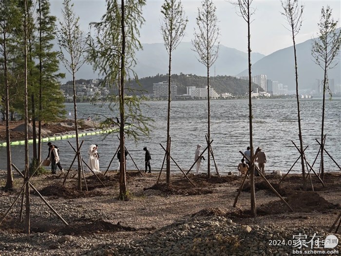 既使是施工工地也有人拍婚纱照