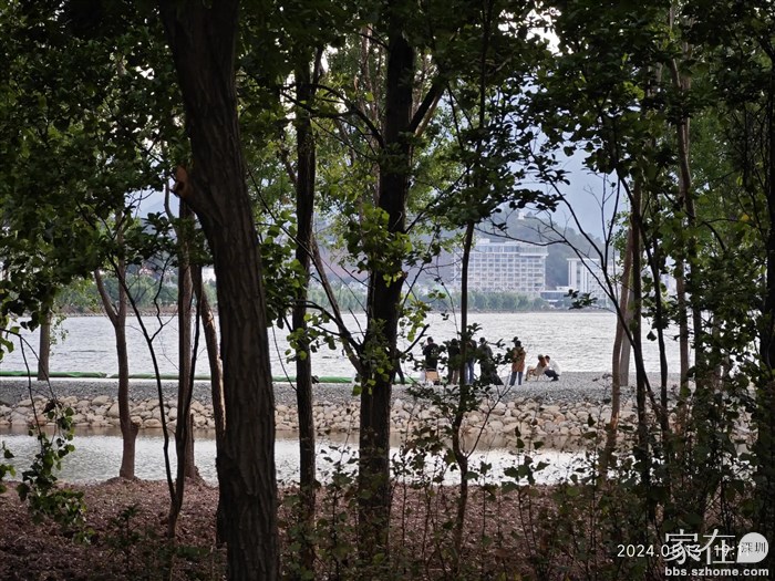 还是在拍婚纱，连现在还是工地都不放过，完工后不知能美成咋样。