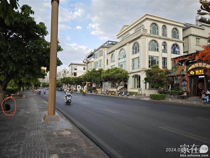 滨海大道上这家菌子火锅店把大喇叭放到对面马路上吆喝，美团上经常点这家的菌炒饭。