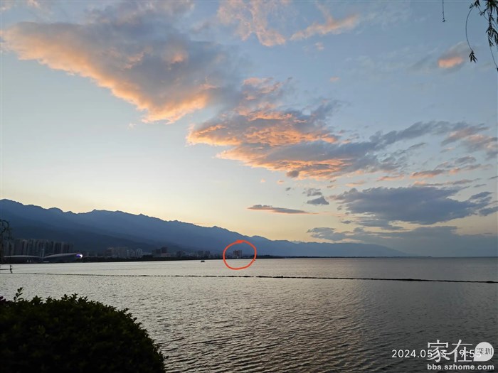 照片中红圈位置是妇儿医院，海西生态廊道入口处就在这，从这开始46公里的洱海生态廊道几乎贯穿了整个洱海，串起了海西的所有洱海上的景点，而从我住到小区到这距离12公里。