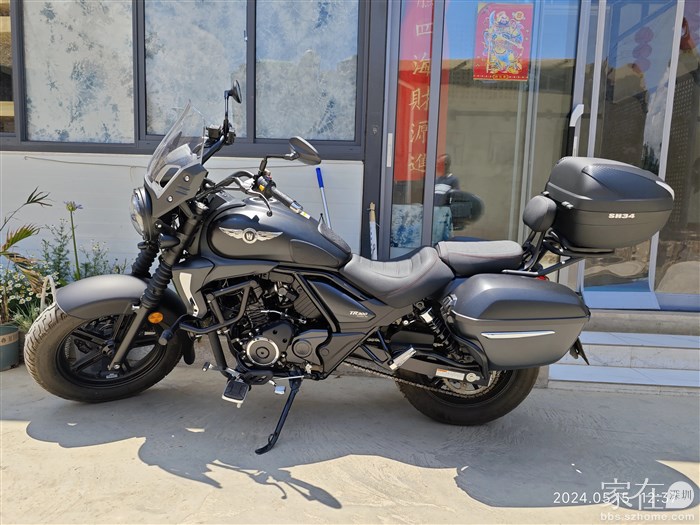 这个豪爵300双缸的太子车才2万3千多元，比我的250单缸踏板还要便宜，想不明踏板车为就这么贵，双缸的踏板车就没有低于5万块钱的。