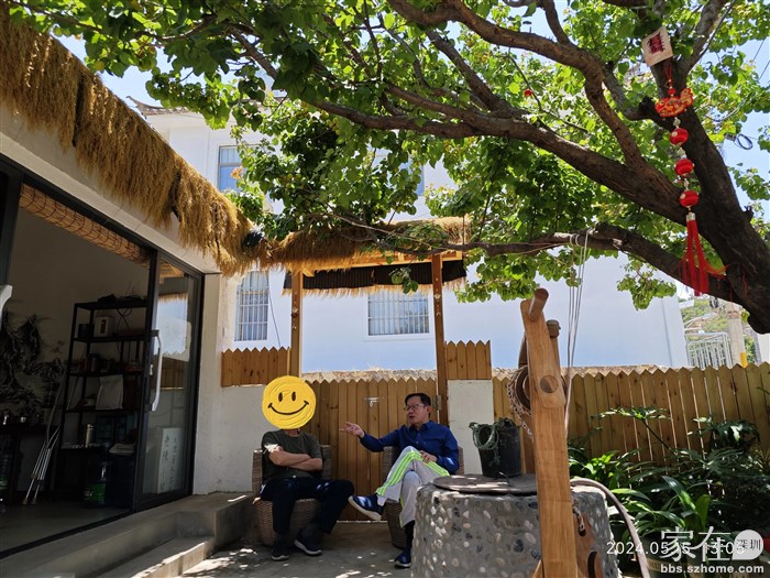 吃完饭坐在树荫底下继续吹牛神侃，舒坦。