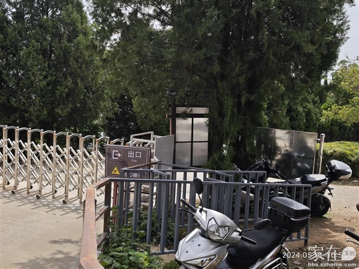 车子还是不能进山，我的摩托只有停在进山道闸外了。