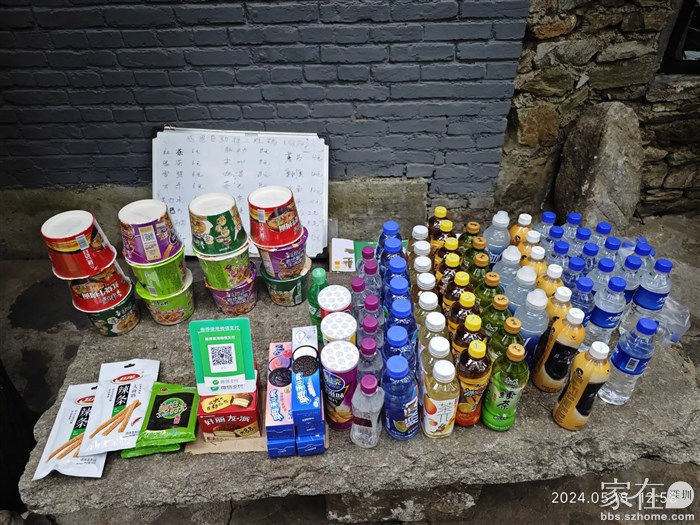 饮料没人看，要什么自觉对应的价扫码付款拿了就好，一瓶山泉水4元看似不算贵，可这个水一件买才是5毛一瓶，19升的一桶买也就8块钱，我也买这个桶装水做为自打山泉水的补充。