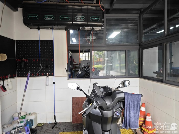 看看人家的专业洗车设备，全部免费供车主使用。