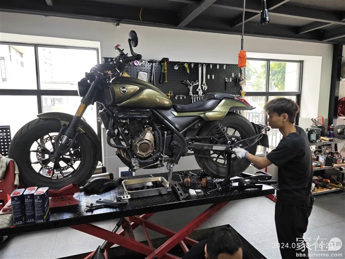 看看人家的车辆检修设备，深圳如果不禁摩，又可带动多少产业。