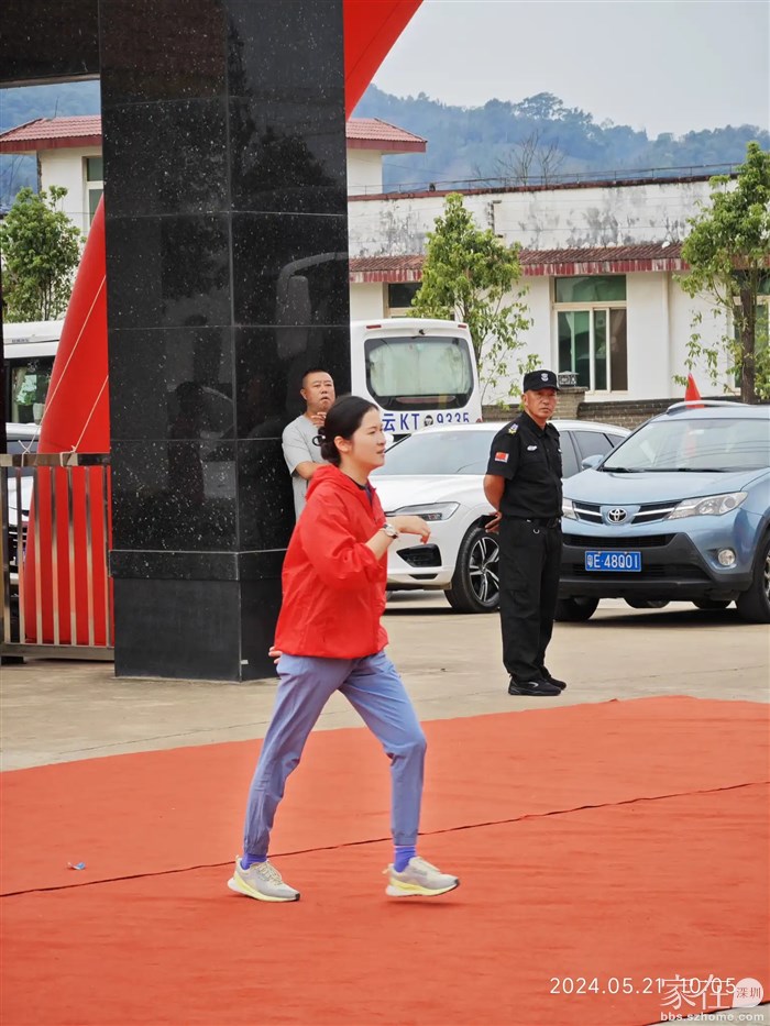 董事长的女儿，属第三代茶人，年纪虽小但也很有能力。