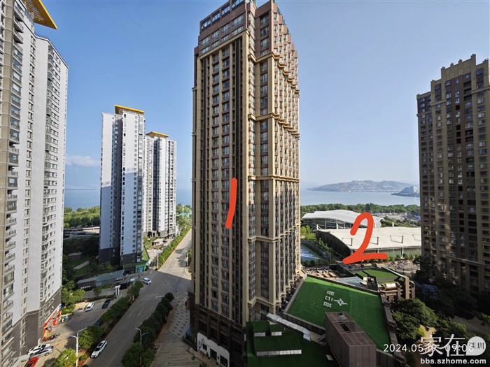 1是酒店，2是体育场，在他们前面就是机场路，过了机场路就是湿地公园。