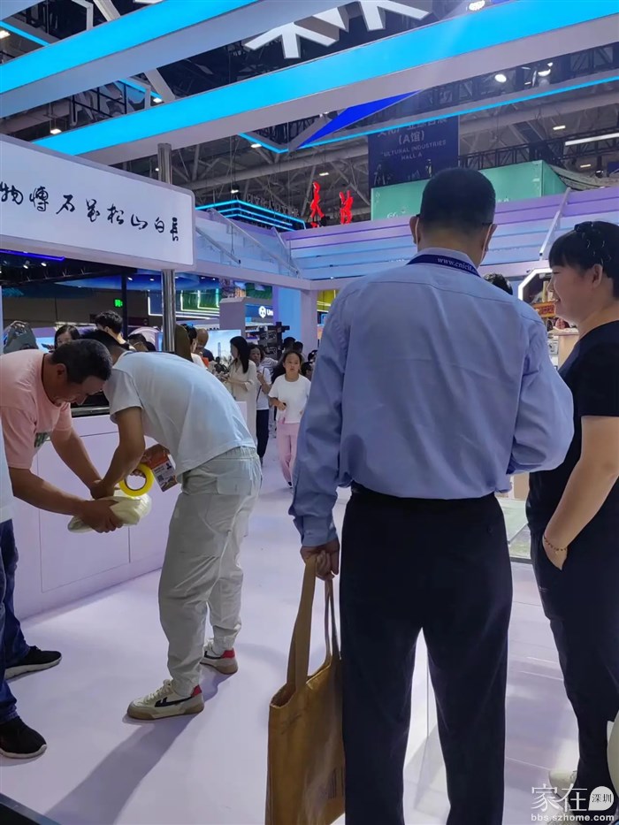 深圳博物馆的这位男士，一口气买下了三块松花石