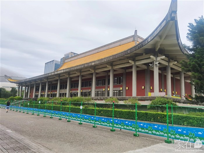 去101大楼的路上经过孙中山纪念馆，建筑很宏伟，古香古色~