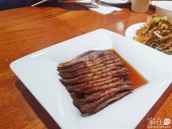 卤牛腱，口感软软的，不柴，切薄薄的看着挺有食欲，淡淡的牛肉味，还行吧～
