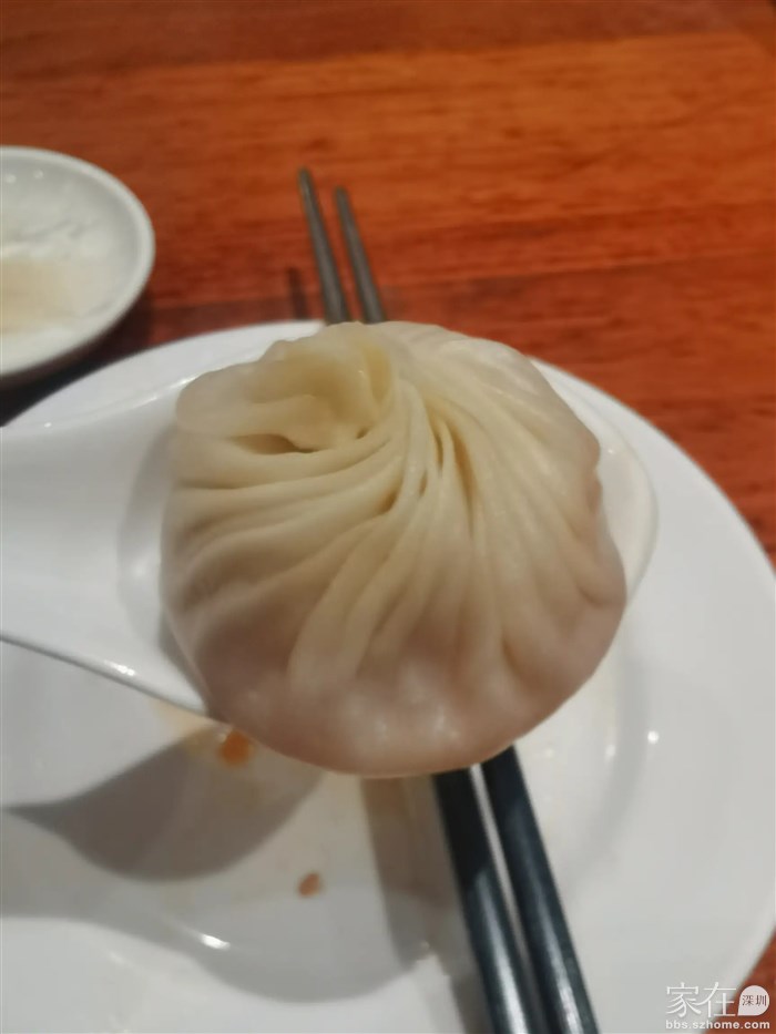 小笼包，网红中的网红，很多人都在夸，可能是我对它的期待值太高了吧，虽然是好吃的，但是没有给我惊艳的感觉～