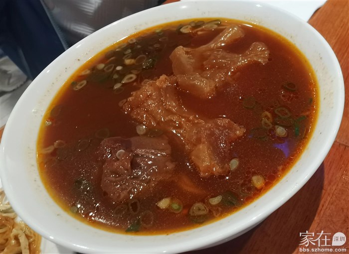 红烧牛肉面，牛肉大大块挺好吃，不散也不拆柴，只是我对面食不怎么感冒～