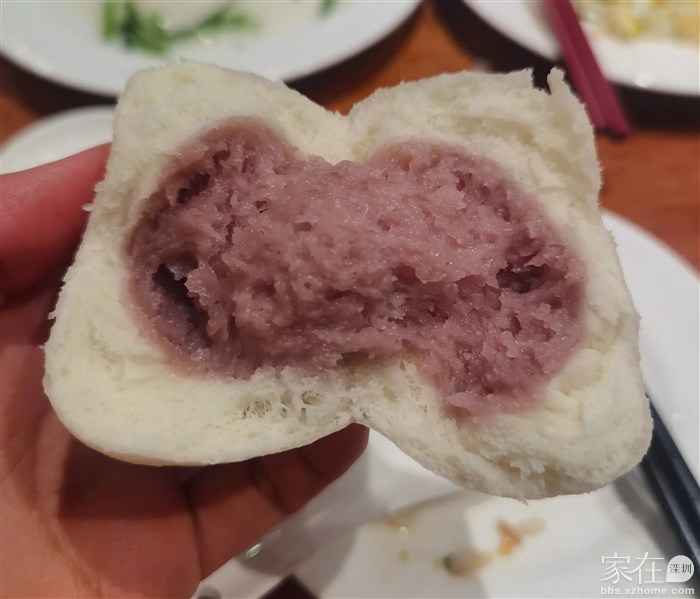 芋泥大包好吃的呢～外皮宣软，馅料很足，掰开包子就飘来一阵阵芋泥的香味，口感绵密香甜，好评！