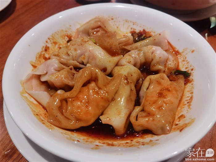 谁懂呀！全场最佳是虾肉红油抄手！！！抄手里面包裹着大大只完整的虾，一点都不腥 ，红油微辣，更多是香，这一半都是被我炫完哒～