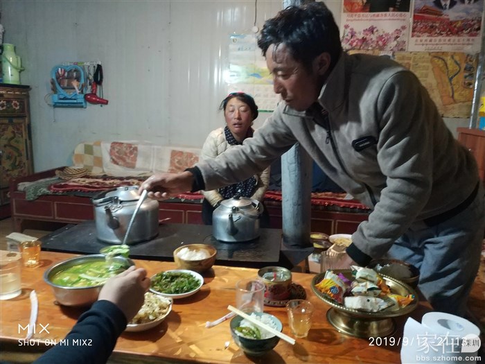 在藏族人家作客，看着主人这么热情的弄粘粑给我吃，可自己又难己下口，挺尴尬的。
