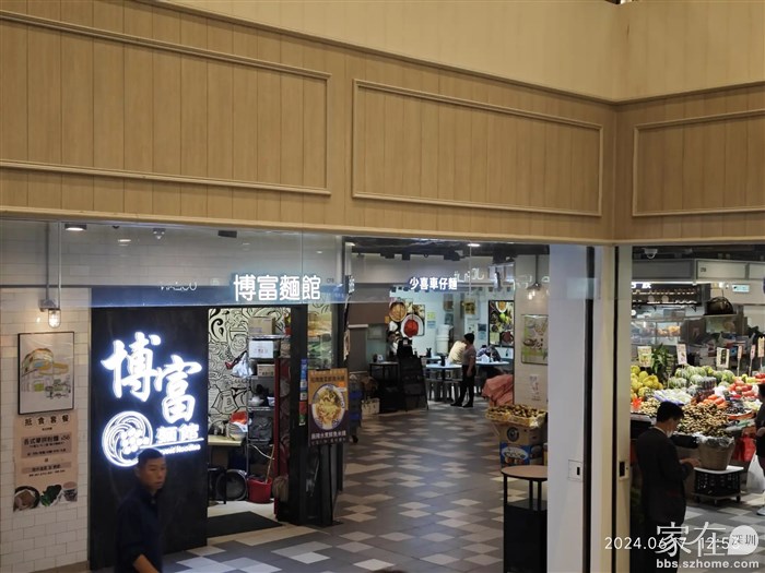 右手边的档口2天买了2个榴莲，今天又在左边这家面馆搓了个牛杂面，我怎么就这么喜欢这个南昌街市呢。