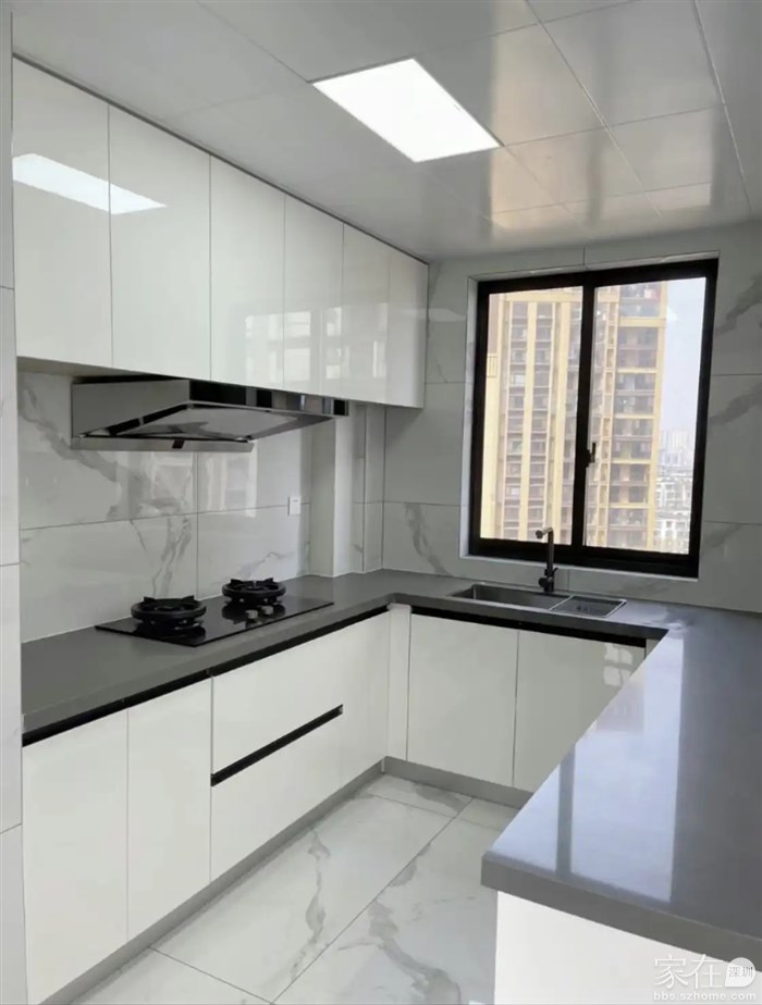 🐯铝扣板的优点就是耐腐蚀、易清洁、防潮好、质地轻，缺点也比较明显收口需要打胶，时间长产生黄变。