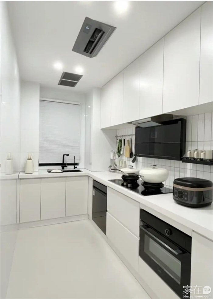 🐯石膏板美观我个人认为是最好看的，可塑性强，造型可以根据自己要求来，缺点就是需要前期木工吊顶，后期需要油漆工批灰上油漆，，后期油烟不好清理