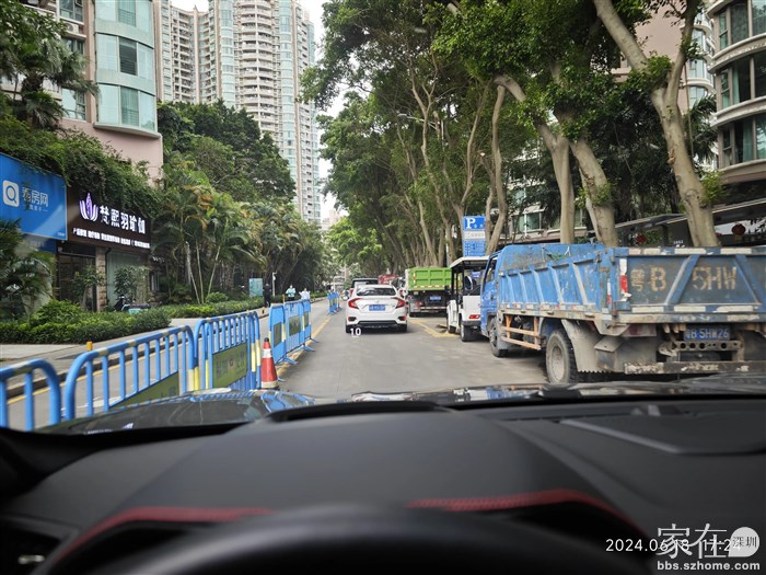 金地七路小区周边停满了车