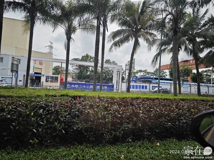 广深城轨这个工地2年了，我们小区亏死了，被他的噪声、交通影响了2年，但在我们这里并不设站，不明白我们小区前为什么要有个这样的工地。