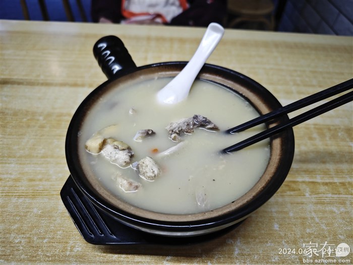 在姐姐家小区底商发现一家比较好口味的猪肚鸡，茂名人开的，回头要带领导来尝尝。