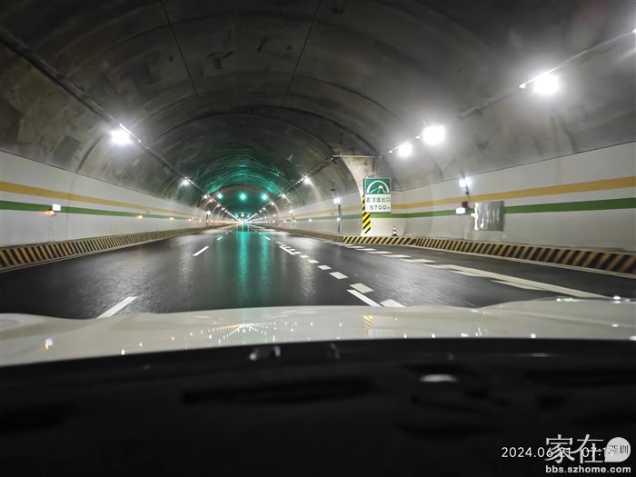 超喜欢云南公路隧道里面的虚线