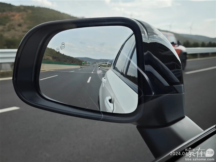 再倒后镜看到有摩托车要超我