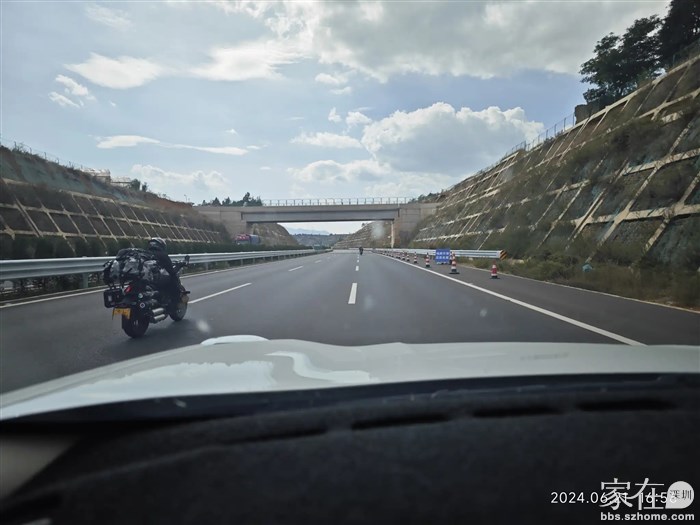 超过我后一看竟然是惠州牌的摩托车