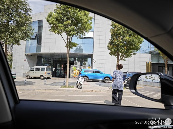 车停路边我在车上等领导进超市买菜