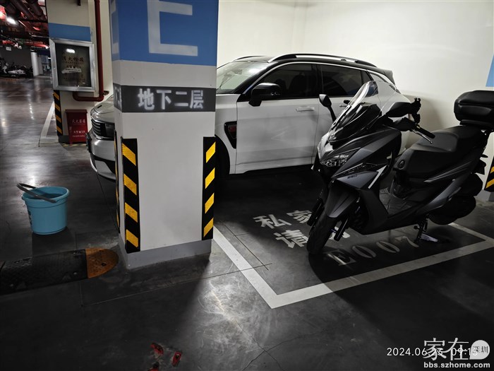 车位在电梯间旁边，方便。