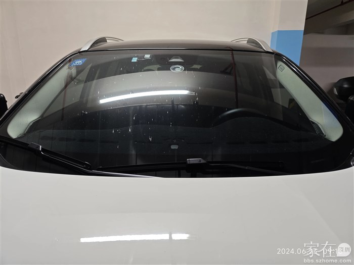 前车玻璃满是蚊虫尸体